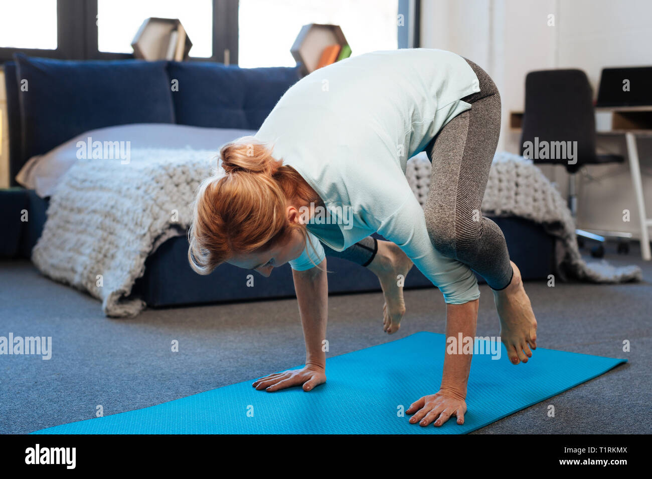 Una forte impronta sportiva coppia lady in piedi in strane posture yoga Foto Stock