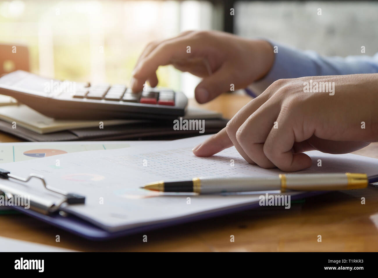 Affari e finanza concetto di ufficio a lavorare, imprenditore utilizza lo smartphone e discutere di investimenti business plan in ufficio Foto Stock