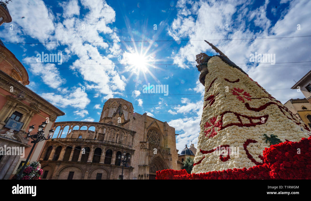 Vista dal basso del las fallas vergine capo contro star sun a Valencia Foto Stock
