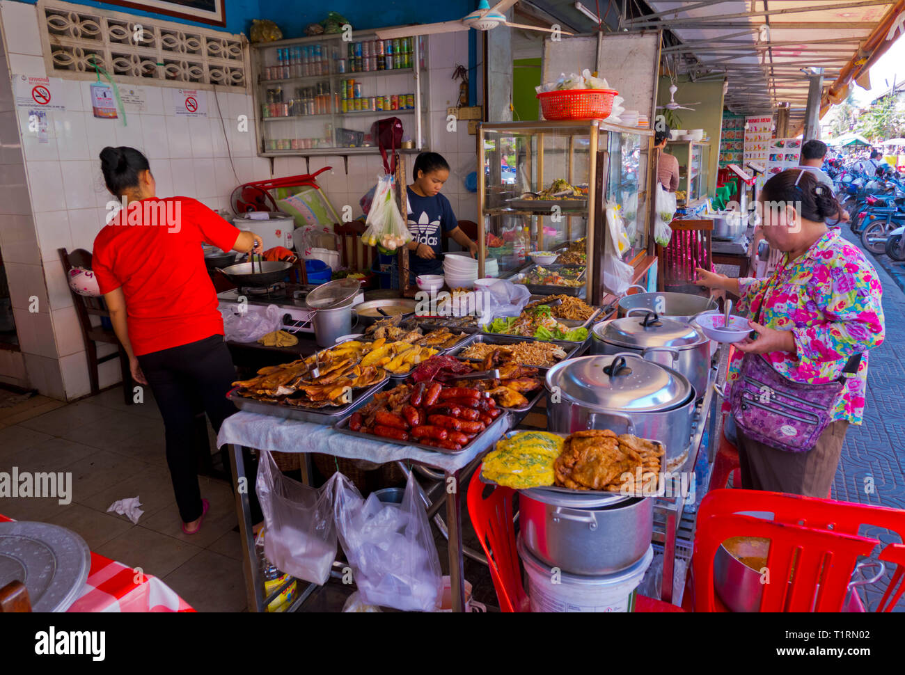 Cibo di strada si spegne, al vecchio mercato, Street 9, Siem Reap, Cambogia, Asia Foto Stock