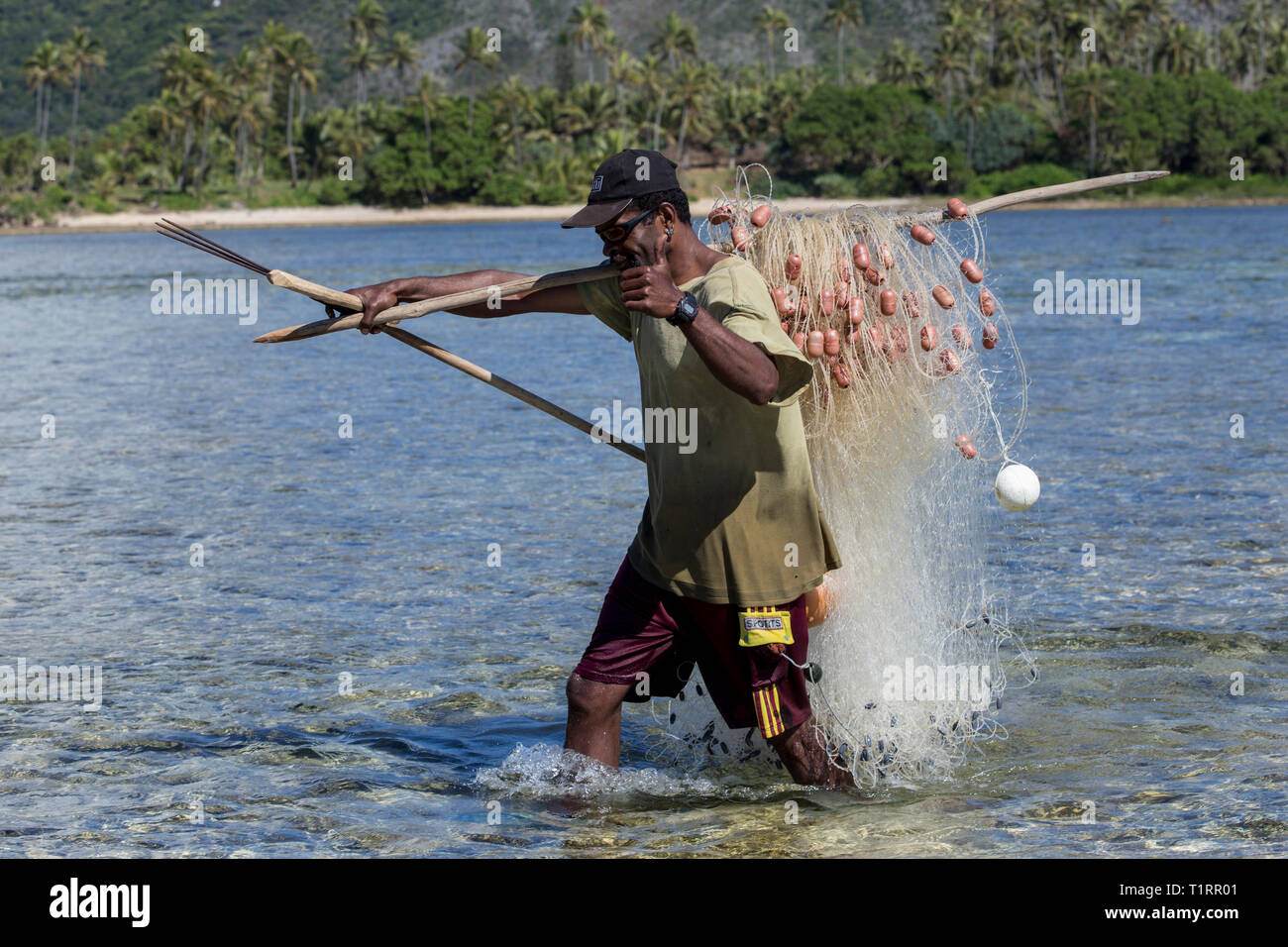 Kanak pescatore presso la foce del fiume Yate, Yate, Laguna Sud Sito Patrimonio Mondiale dell'Unesco, Nuova Caledonia. Foto Stock