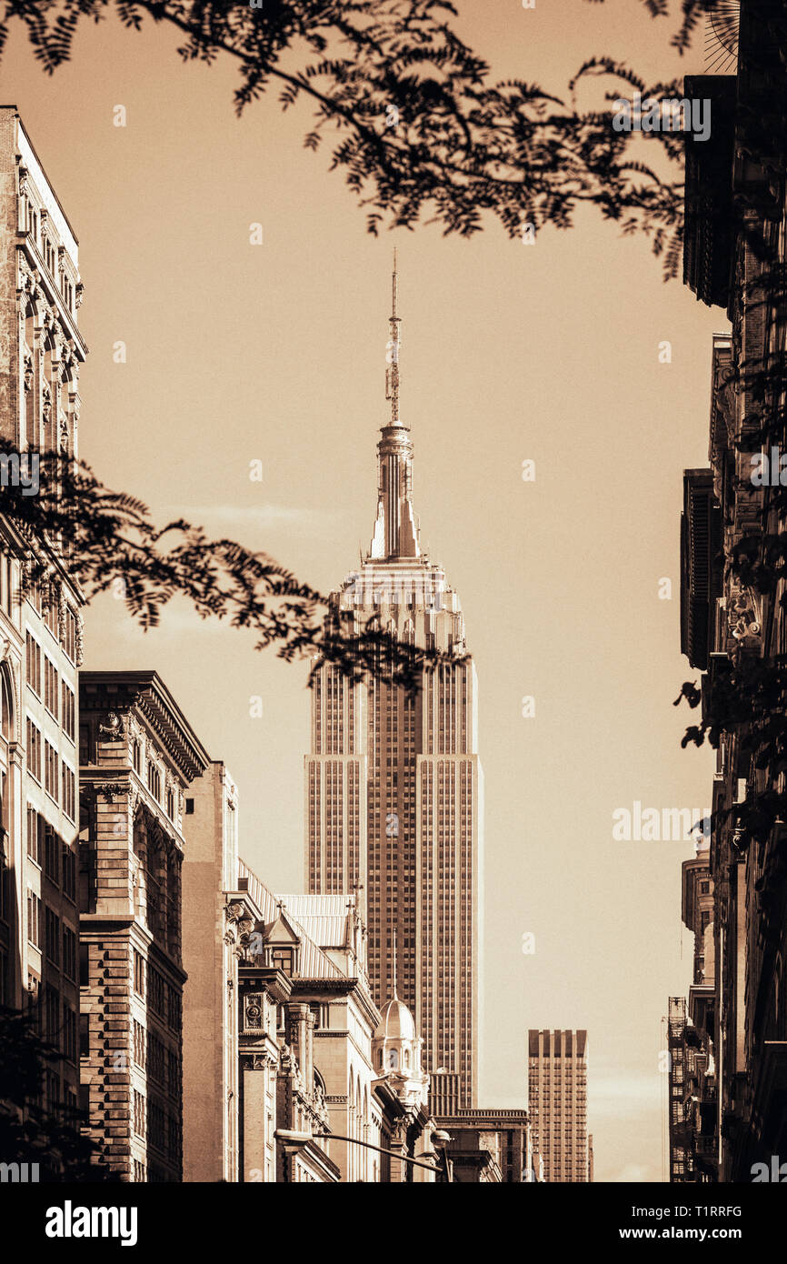 Empire State Building di New York City, nello Stato di New York, Stati Uniti d'America. La 102 piani di edificio Art Deco progettato da studio di architettura Shreve, Agnello & Harmon Foto Stock