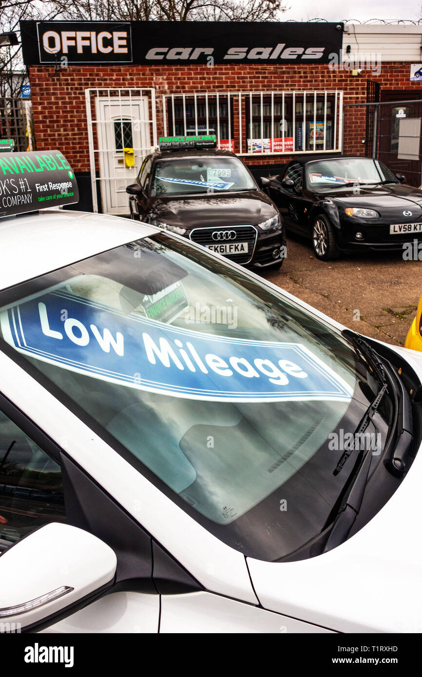 Basso chilometraggio accedi winscreen auto in auto usate in vendita su un auto di seconda mano passo di vendite a lato della strada Foto Stock