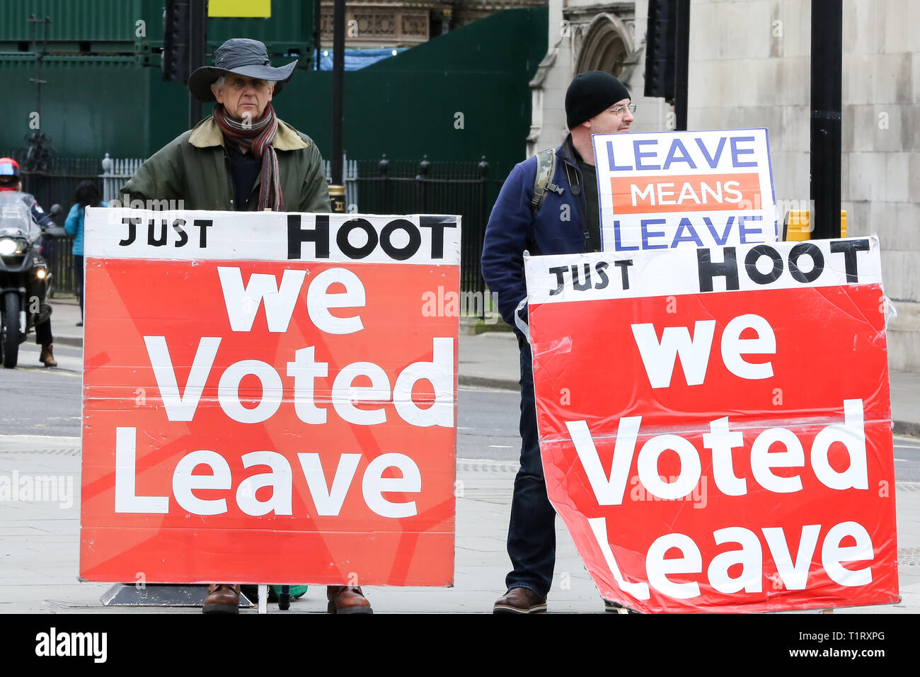 Pro-Brexit dimostranti si sono visti cartelloni di contenimento durante la protesta al di fuori della sede del Parlamento. Theresa Maggio ha raccontato la backbench Tory MPs questa sera che Ella starà giù se essi indietro il suo ritiro dell'UE trattativa. Foto Stock