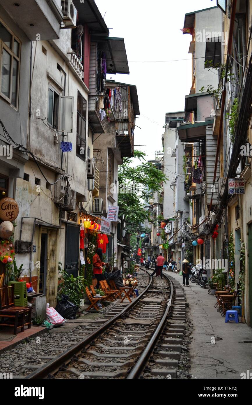 Treno Hanoi street durante il giorno in Vietnam Foto Stock