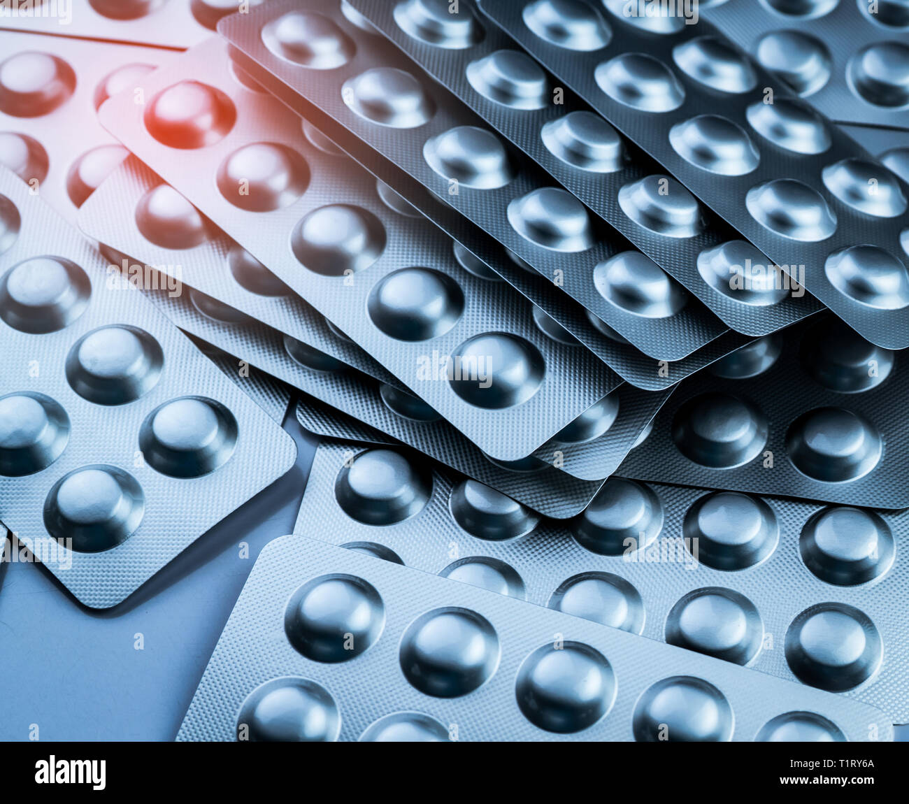 Pila di compresse pillola in foglio di alluminio argentato confezione blister. Industria farmaceutica. I prodotti farmaceutici. Galenico. La produzione di droga la produzione. Foto Stock