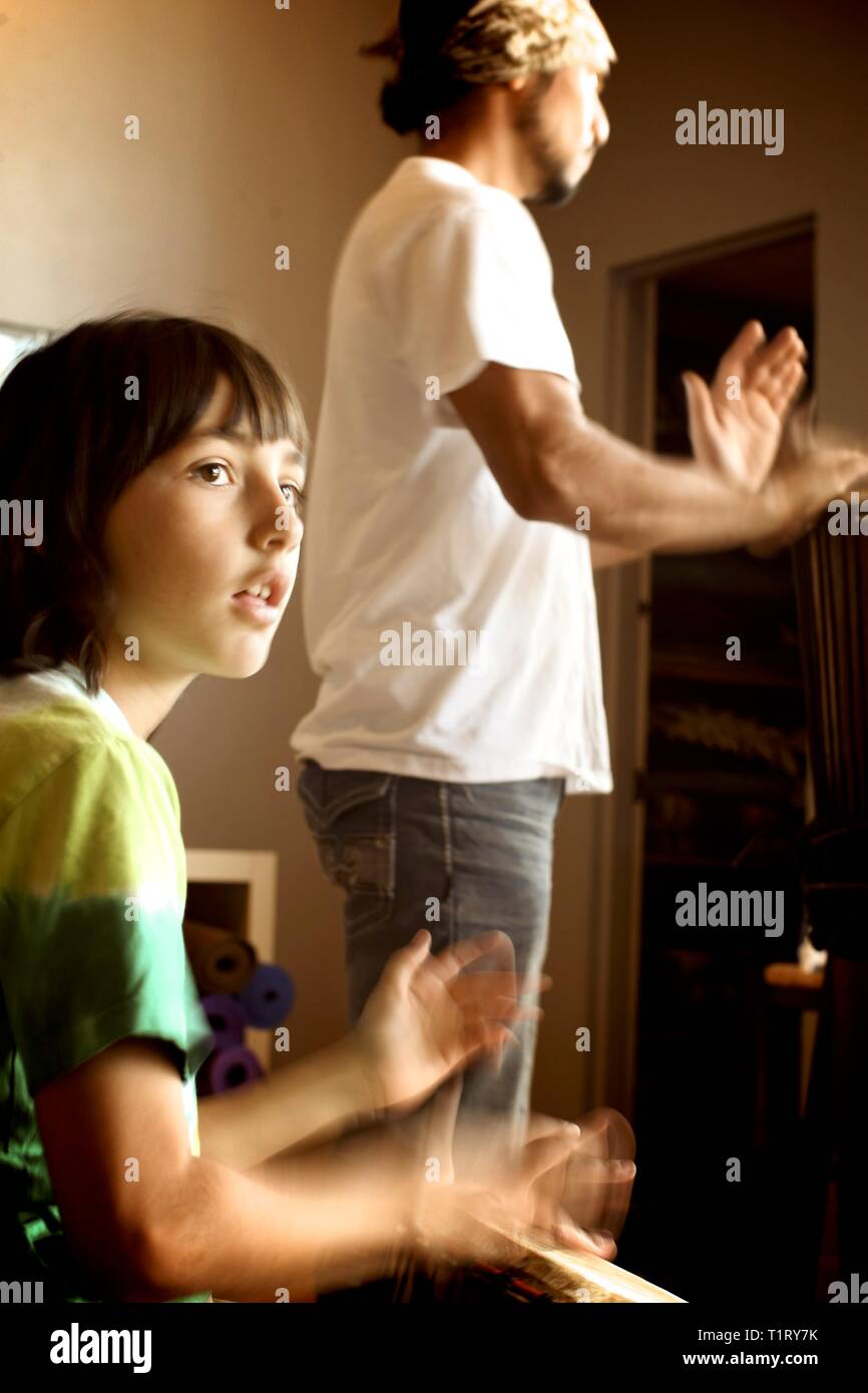 Ragazzo giocando tamburi congolesi Foto Stock