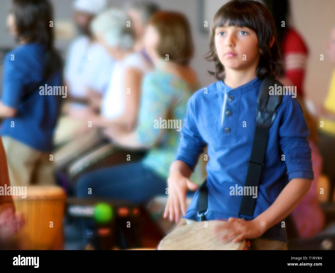 Ragazzo giocando tamburi congolesi Foto Stock