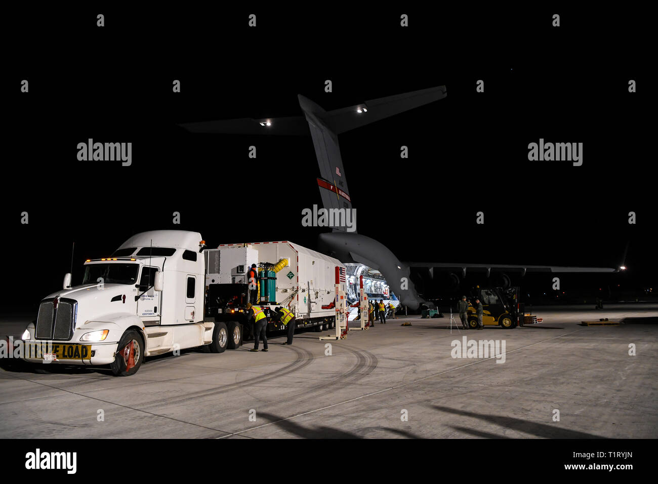 Un satellite è caricato su un C-17 Globemaster III Marzo 19, 2018 su Buckley Air Force Base, CO. La Lockheed Martin lungo con la Air National Guard e active duty componenti caricati i 70.000 pound cargo, è in grado di erogare la seconda unità GPS III Veicolo spaziale di Astrotech operazioni nello spazio in Titusville, in Florida per iniziare il lancio del satellite di elaborazione. (U.S. Air Force foto di Airman 1. Classe Michael D. Mathews) Foto Stock