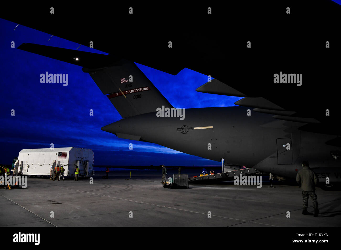 Un satellite è caricato su un C-17 Globemaster III Marzo 19, 2018 su Buckley Air Force Base, CO. La Lockheed Martin lungo con la Air National Guard e active duty componenti caricati i 70.000 pound cargo, è in grado di erogare la seconda unità GPS III Veicolo spaziale di Astrotech operazioni nello spazio in Titusville, in Florida per iniziare il lancio del satellite di elaborazione. (U.S. Air Force foto di Airman 1. Classe Michael D. Mathews) Foto Stock