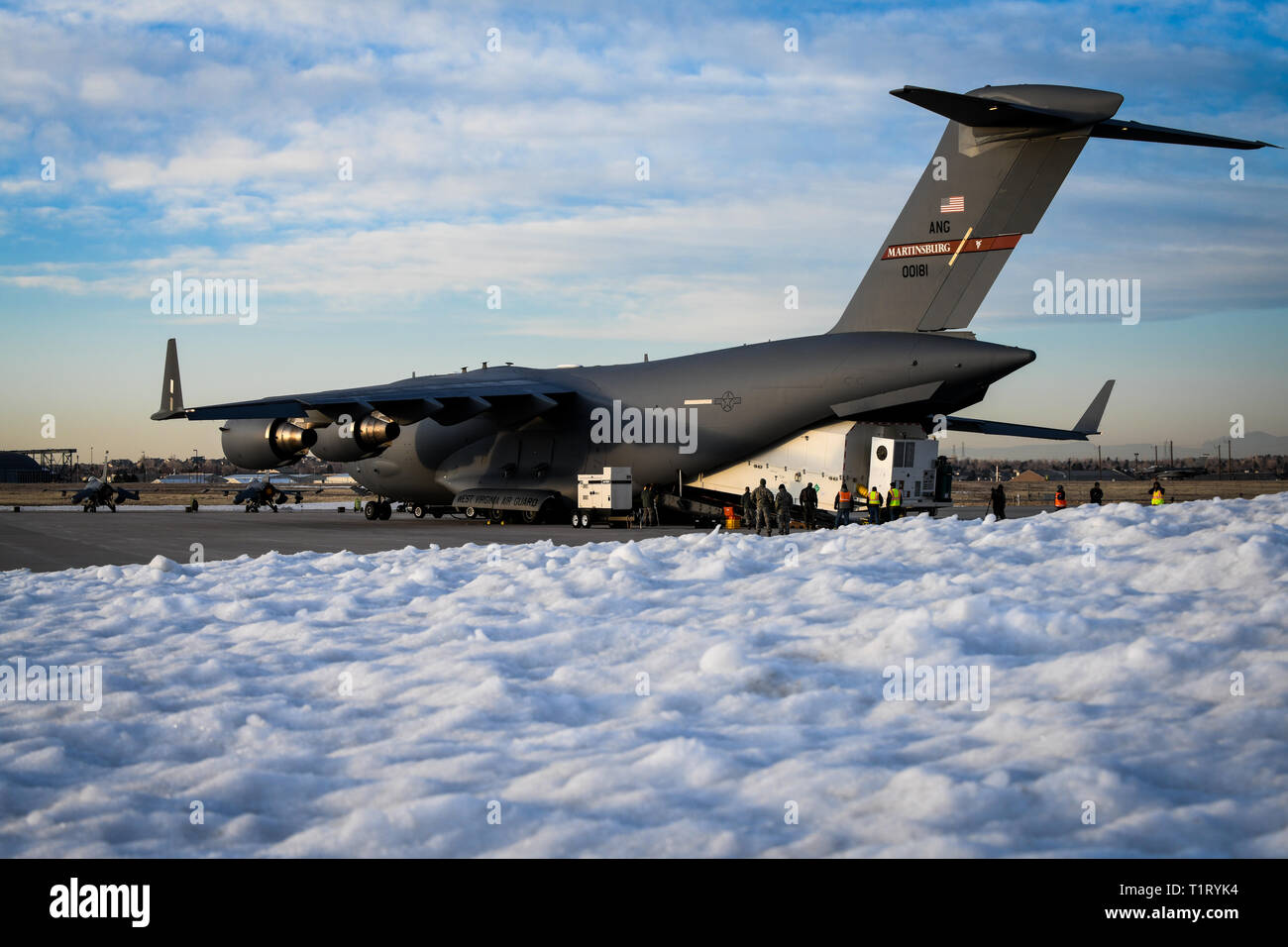 Un satellite è caricato su un C-17 Globemaster III Marzo 19, 2018 su Buckley Air Force Base, CO. La Lockheed Martin lungo con la Air National Guard e active duty componenti caricati i 70.000 pound cargo, è in grado di erogare la seconda unità GPS III Veicolo spaziale di Astrotech operazioni nello spazio in Titusville, in Florida per iniziare il lancio del satellite di elaborazione. (U.S. Air Force foto di Airman 1. Classe Michael D. Mathews) Foto Stock