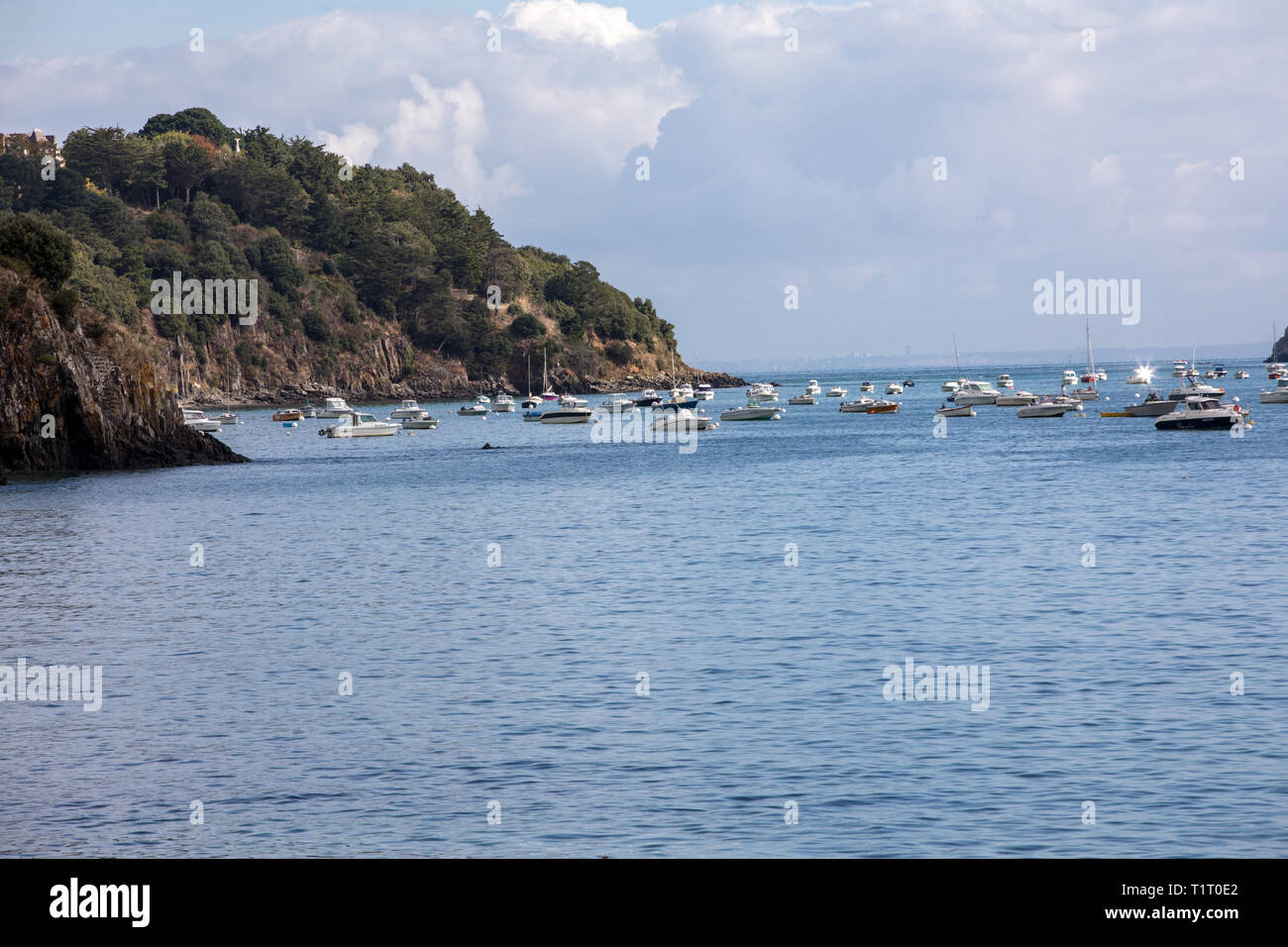 Cancale, Francia - 15 Settembre 2018: Pesca barche e yacht ormeggiati nella baia ad alta marea a Cancale, famosa la produzione di ostriche di città. La Bretagna, Fr Foto Stock