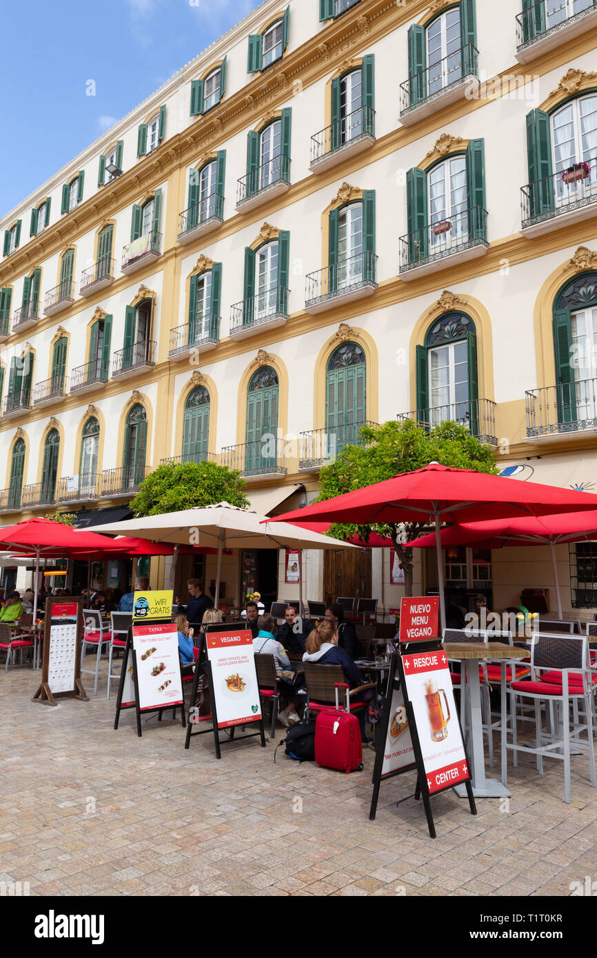 Ristoranti di Malaga - persone di mangiare in ristoranti e caffetterie, Plaza de la Merced, Malaga città vecchia Andalusia Spagna Europa Foto Stock