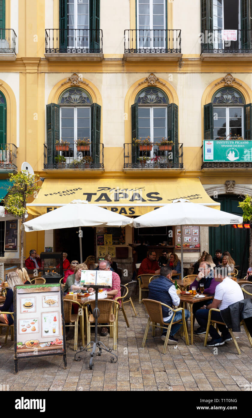 Malaga ristorante di tapas - persone a mangiare un piatto di tapas bar, Plaza de la Merced, Malaga città vecchia, Andalusia Spagna Foto Stock