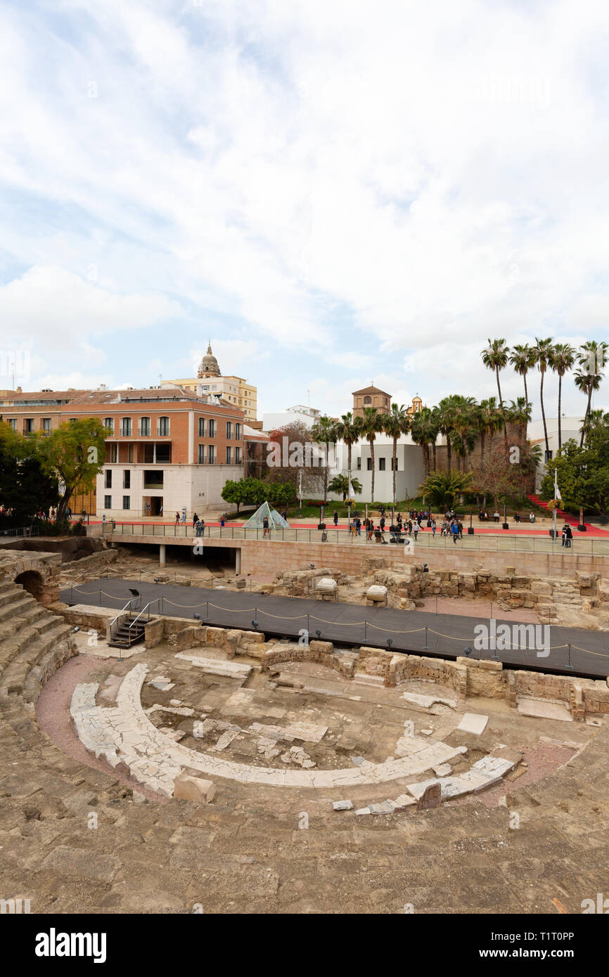 Le rovine di El Teatro Romano, o il teatro romano costruito nel I secolo A.C., Malaga città vecchia, Malaga Spagna Foto Stock