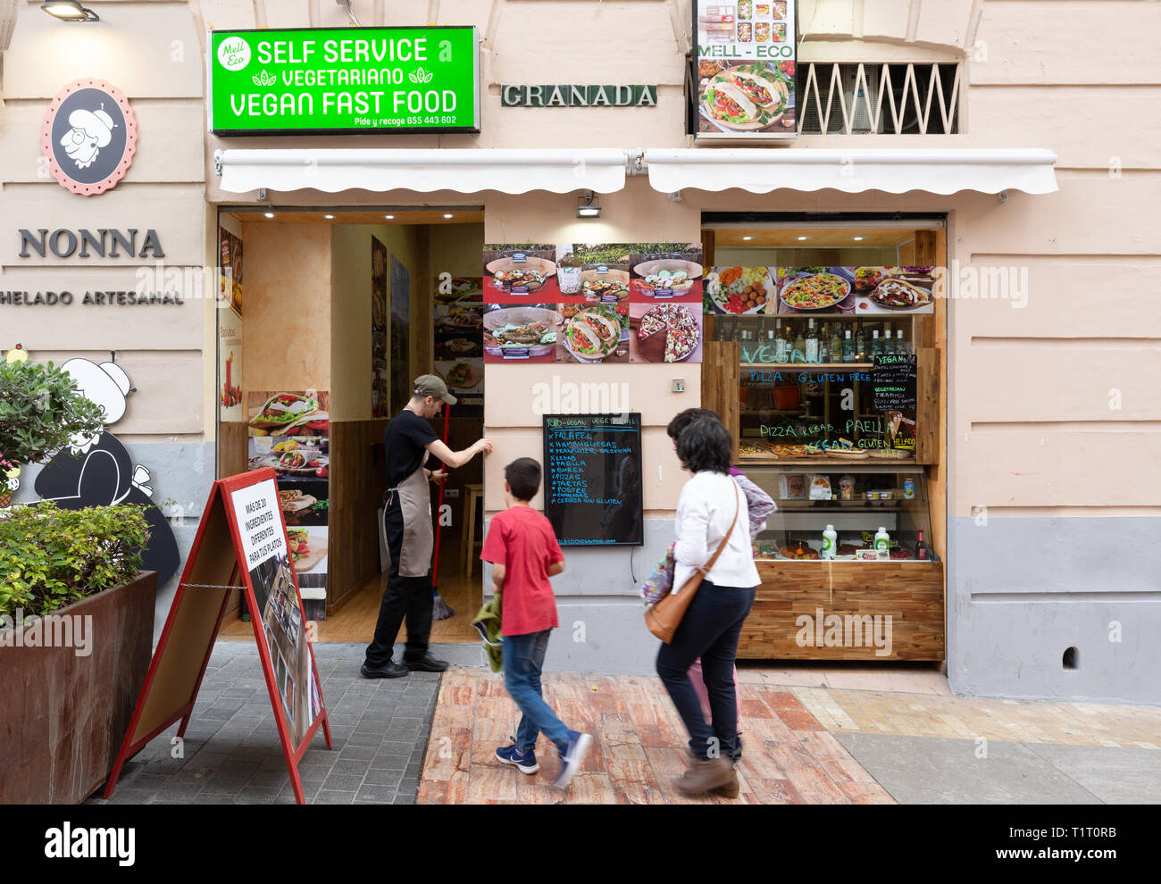 Vegan ristorante fast food, esterno, Plaza de la Merced, Malaga Andalusia Spagna Europa Foto Stock