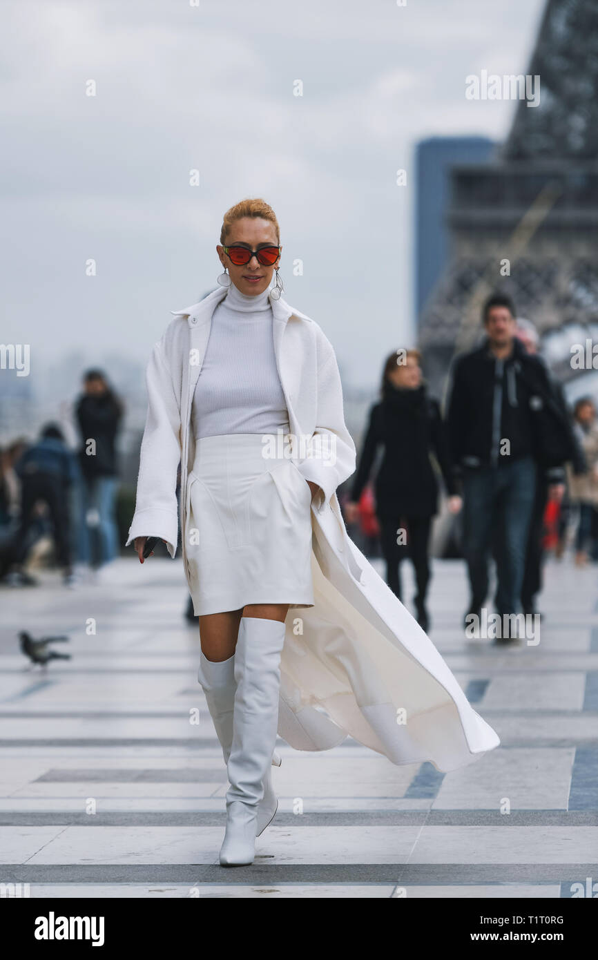 Parigi, Francia - 28 Febbraio 2019: Street style abito - Elina Halimi prima di una sfilata di moda durante la settimana della moda di Parigi - PFWFW19 Foto Stock