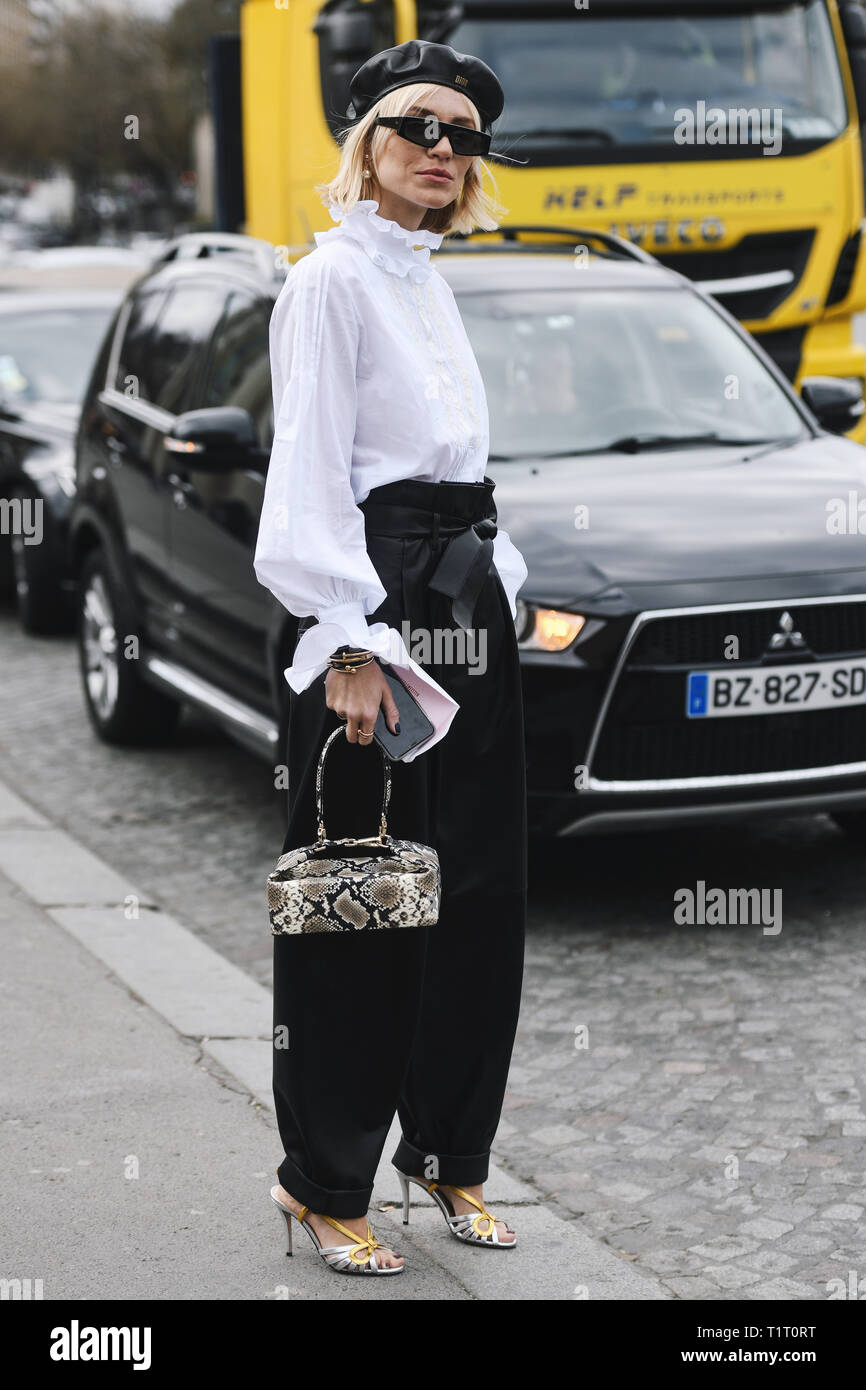 Parigi, Francia - 28 Febbraio 2019: Street style abito - Viktoria Rader prima di una sfilata di moda durante la settimana della moda di Parigi - PFWFW19 Foto Stock