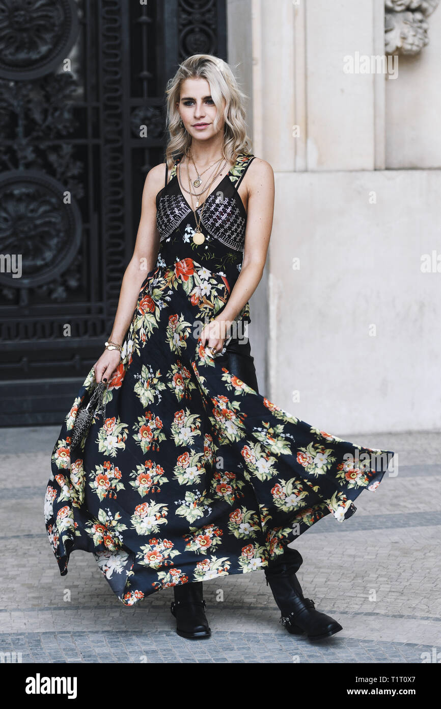 Parigi, Francia - 28 Febbraio 2019: Street style abito - Caroline Daur prima di una sfilata di moda durante la settimana della moda di Parigi - PFWFW19 Foto Stock
