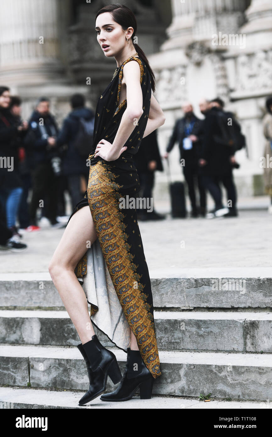 Parigi, Francia - 28 Febbraio 2019: Street style abito - Teodora Quinlivan prima di una sfilata di moda durante la settimana della moda di Parigi - PFWFW19 Foto Stock
