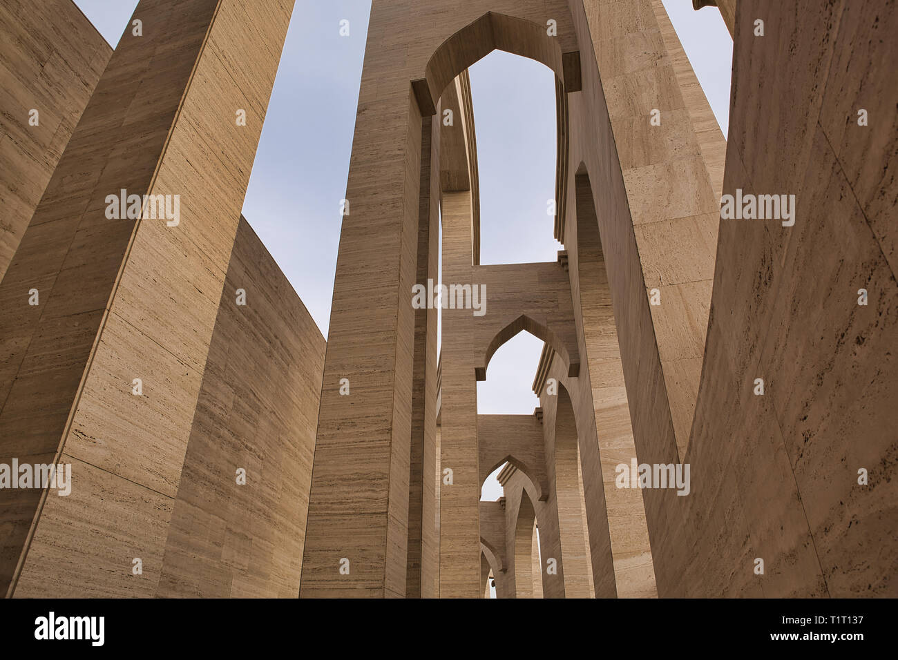 DOHA, Qatar - 9 agosto 2013: Parti di anfiteatro, un percorso a piedi passando per il grande teatro. Foto Stock