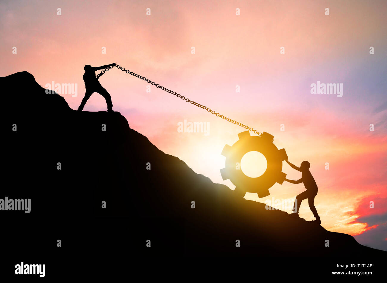 Silhouette di un business di successo, il lavoro di squadra e di motivazione concetto, le persone ad aiutare un amico per tirare i macchinari cerchio per escursioni di montagna Foto Stock