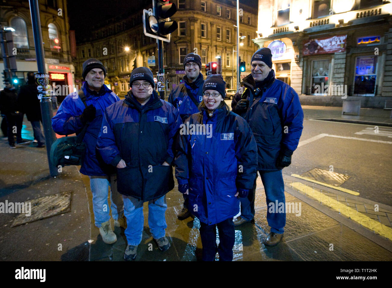 Il Dr Patrick sale, Alasdair Kay, James e Amanda Anderson e John Jameson, membri del Derby Street Pastore team di pattuglia in Derby city centre. Street pastore è stato sperimentato a Londra nel gennaio 2003 e Derby Street pastori è un partenariato di 25 chiese locali, Derbyshire, Polizia locale consiglio e i vari gruppi interessati al centro business street e la sicurezza. Ogni strada parroco membro del team lavora un minimo di una notte al mese, di solito da 10pm a circa 4am. Foto Stock