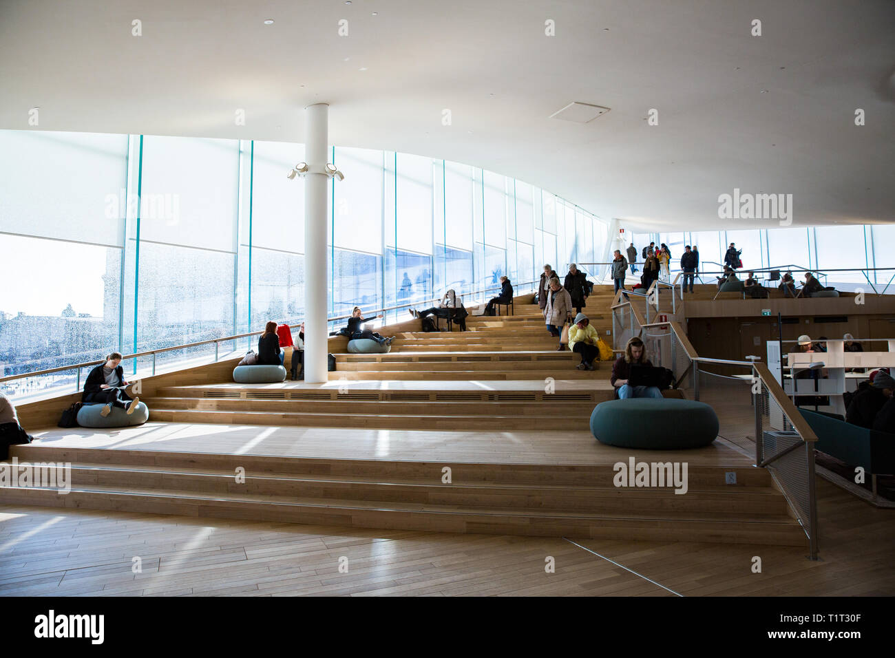 Nuovo Helsinki Biblioteca centrale Oodi interni. Luminosa e spaziosa moderna architettura del nord. Gli scaffali, lo spazio di lavoro. Le persone leggere, lavorare Foto Stock