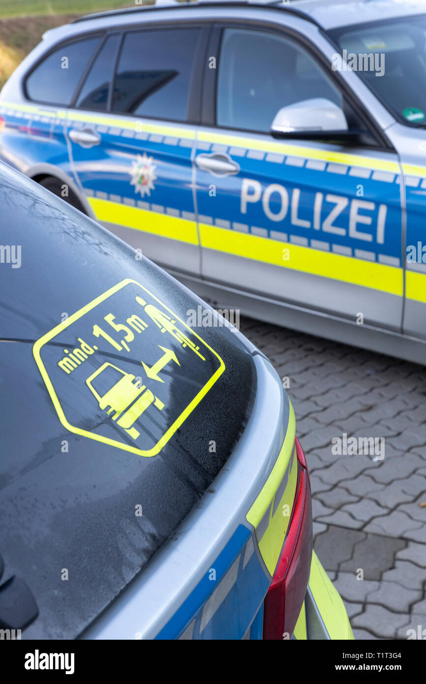 La polizia in Germania pubblicizzare la loro auto di pattuglia per una distanza di sicurezza tra le vetture e i ciclisti da 1,5 metri, Foto Stock