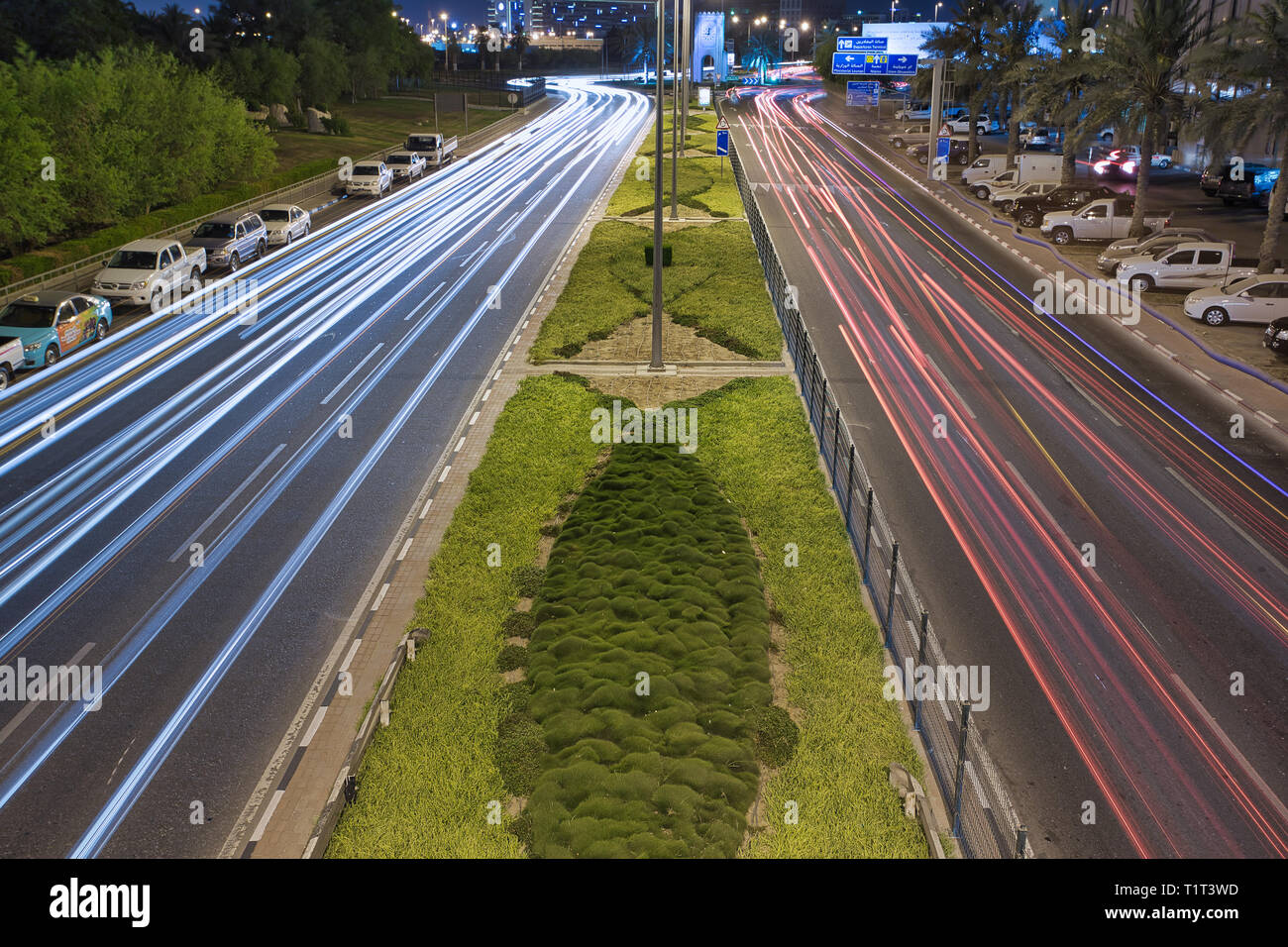 DOHA, Qatar - 27 agosto 2013: blu e rosso brillante luce-percorsi acquisiti in C-ring road Doha. Foto Stock