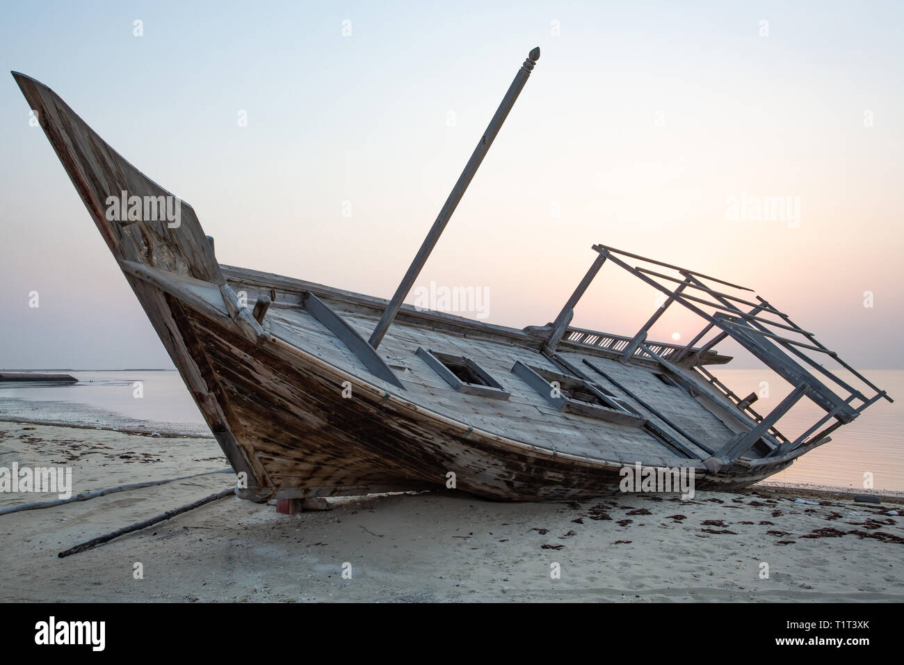 Relitto dhow nella spiaggia di Wakra Qatar Foto Stock