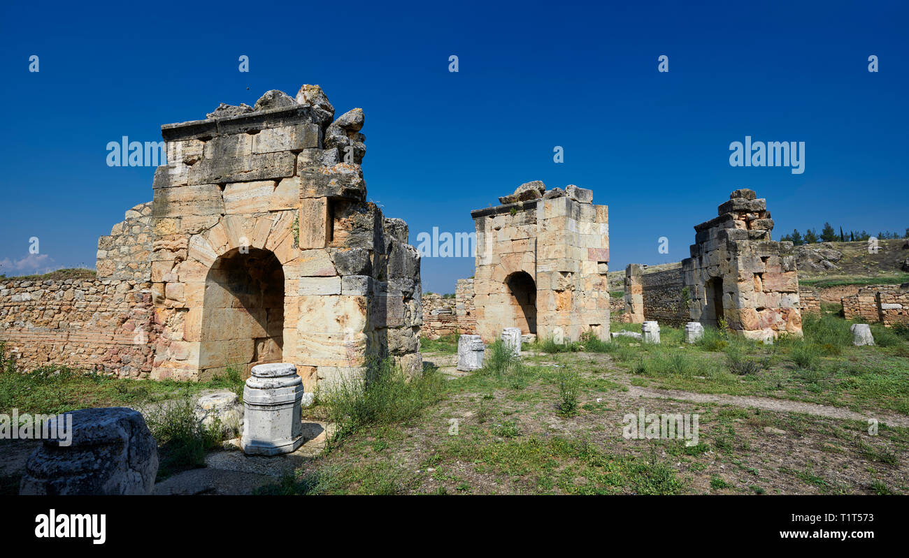 Immagine delle rovine del Martyrion bizantina di San Filippo chiesa e centro di guarigione. Hierapolis sito archeologico nei pressi di Pamukkale in Turchia. Mart Foto Stock