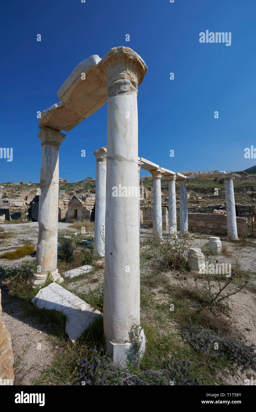 Immagine delle rovine di colonne nelle rovine della chiesa del sepolcro, romano del I secolo d.c. Hierapolis sito archeologico nei pressi di Pamukkale ho Foto Stock