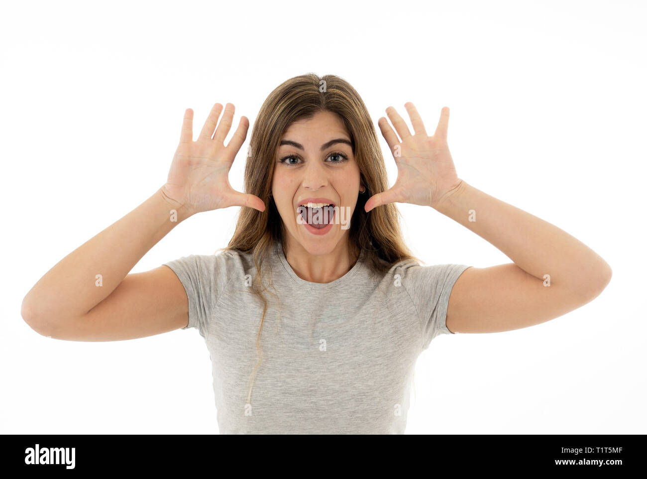 Ritratto di bella donna scioccato vincere la lotteria o avendo grande successo con sorpresa e felice di viso e gesti di espressione del viso umano, Foto Stock
