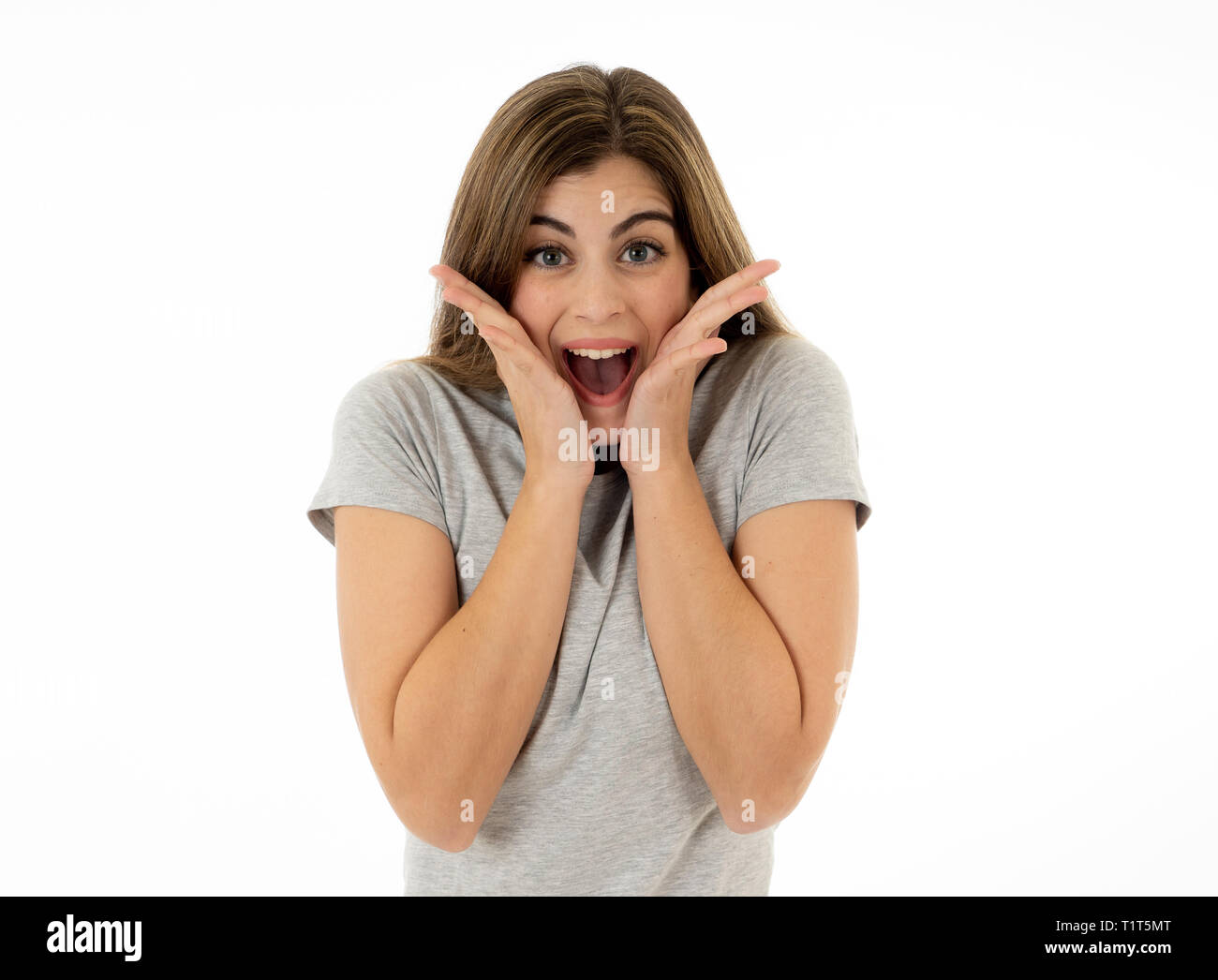 Ritratto di bella donna scioccato vincere la lotteria o avendo grande successo con sorpresa e felice di viso e gesti di espressione del viso umano, Foto Stock