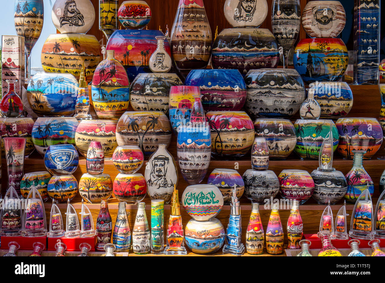 Dubai, UAE / 10.31.2018 : sabbia colorata arte negozio di souvenir a Dubai Foto Stock