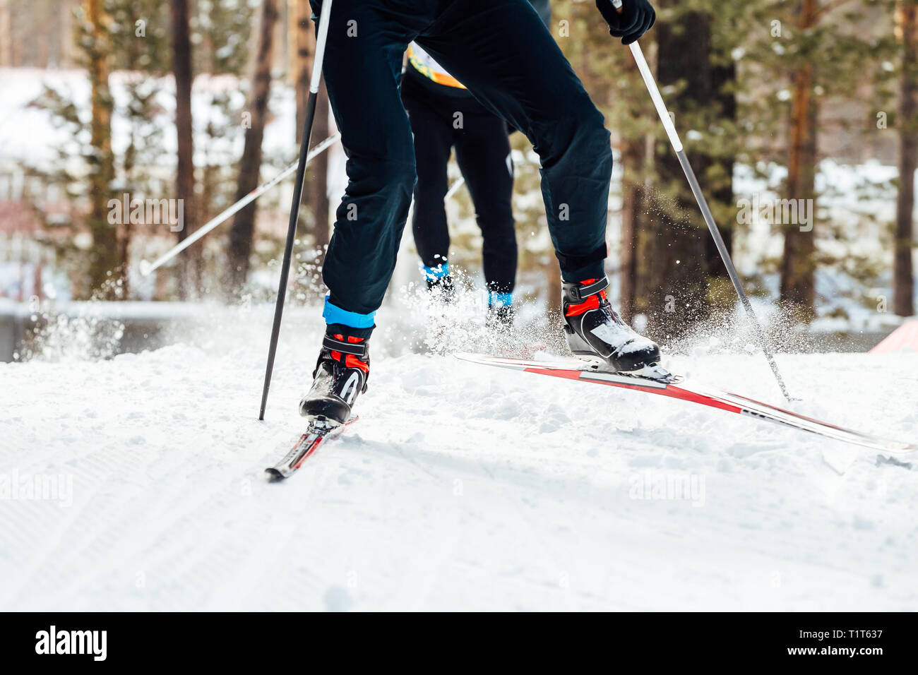 Due gli sciatori piste per lo sci di fondo sci di fondo corsa Foto Stock