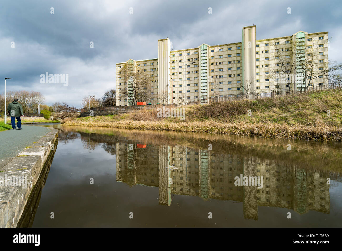Alto edificio di appartamenti accanto a La Union Canal in Wester Hailes, Edimburgo, Scozia, Regno Unito Foto Stock