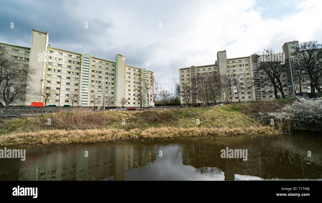 Elevato aumento blocchi di appartamenti accanto a La Union Canal in Wester Hailes, Edimburgo, Scozia, Regno Unito Foto Stock