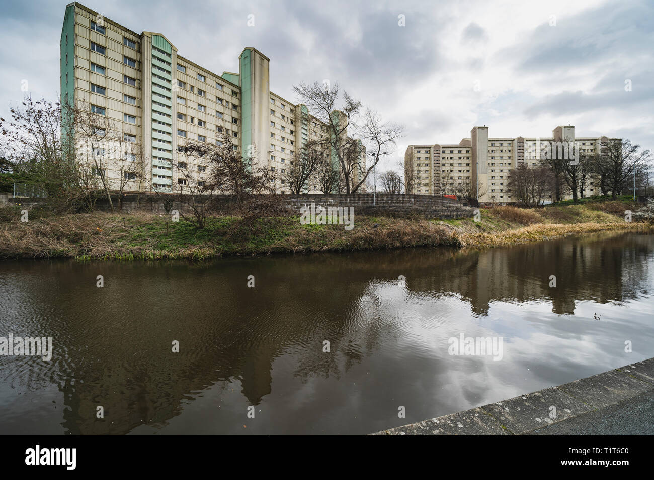 Elevato aumento blocchi di appartamenti accanto a La Union Canal in Wester Hailes, Edimburgo, Scozia, Regno Unito Foto Stock