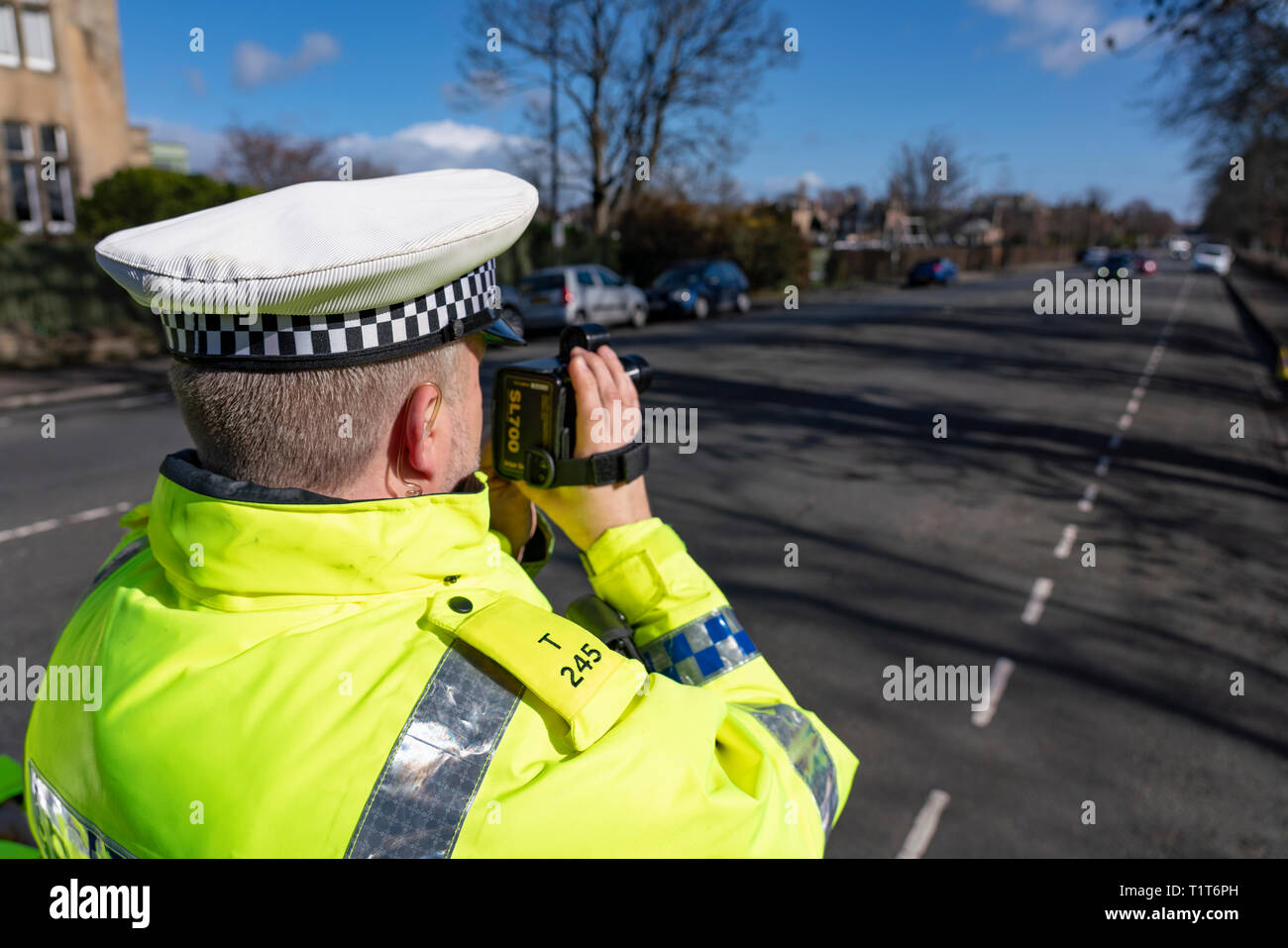 Il traffico funzionario di polizia tenendo un radar della velocità telecamera a un urbano di controllo velocità checkpoint in Edimburgo, Scozia UK Foto Stock