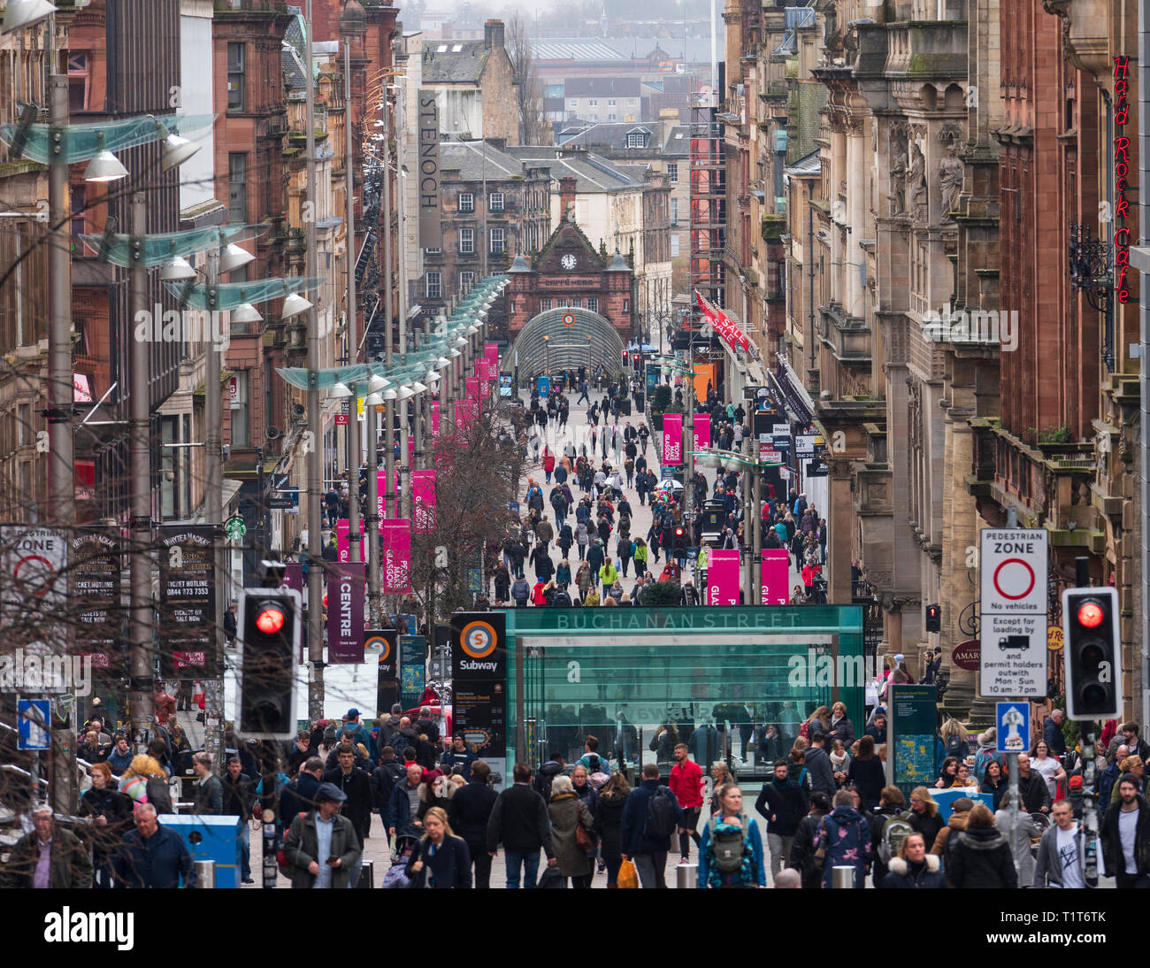 Vista lungo occupato Buchanan Street, la principale via dello shopping di Glasgow, Scotland, Regno Unito Foto Stock