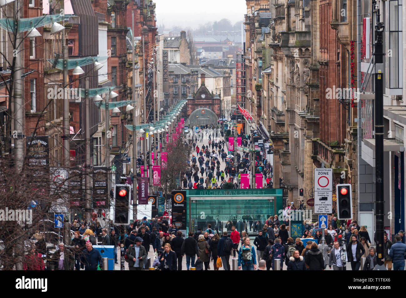 Vista lungo occupato Buchanan Street, la principale via dello shopping di Glasgow, Scotland, Regno Unito Foto Stock