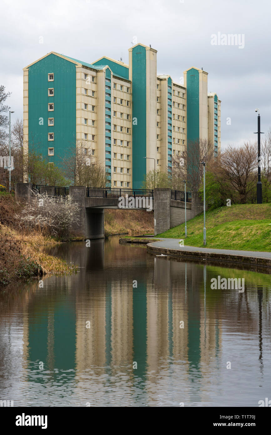 Edificio di appartamenti alto blocco accanto a La Union Canal in Wester Hailes, Edimburgo, Scozia, Regno Unito Foto Stock