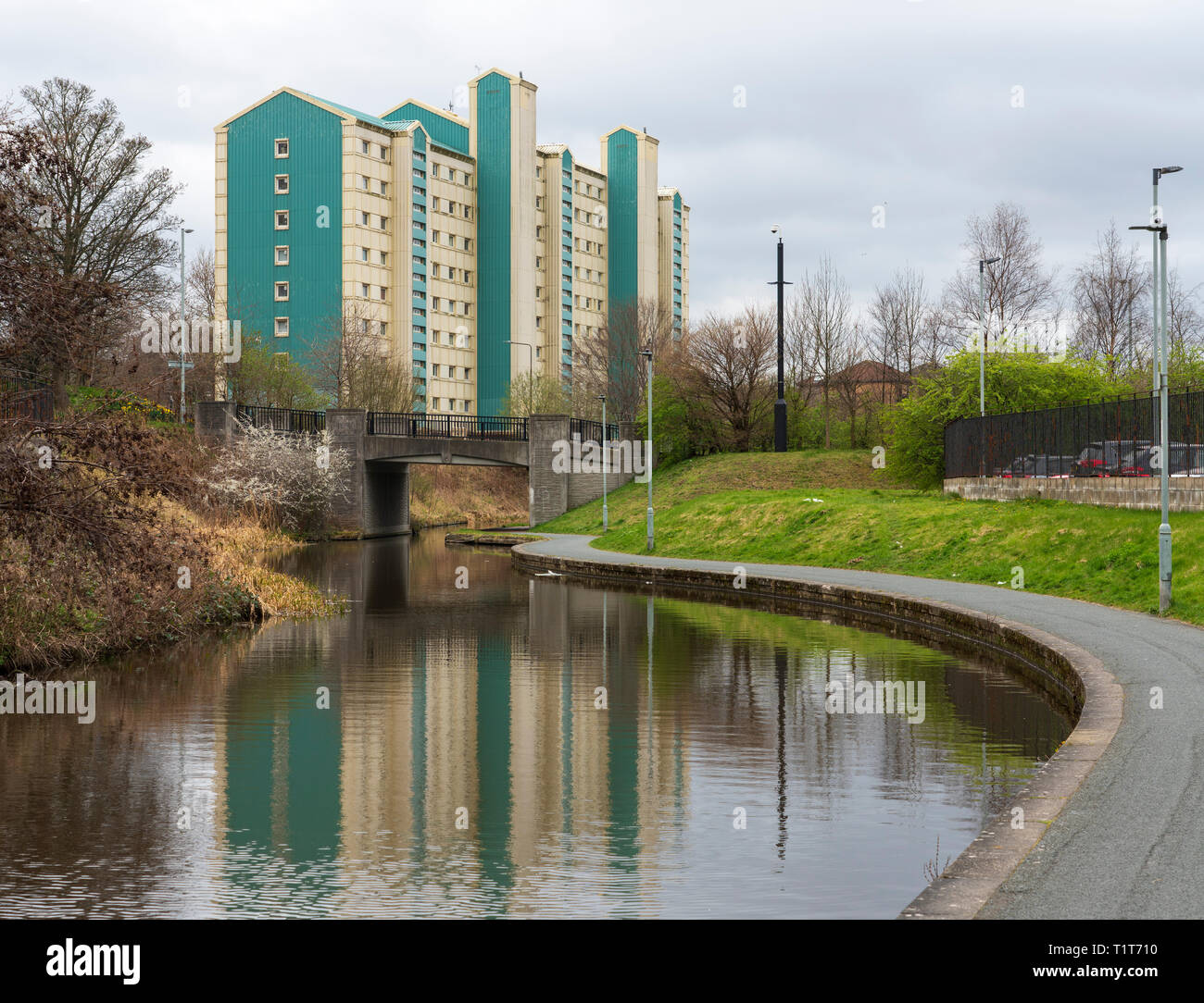 Edificio di appartamenti alto blocco accanto a La Union Canal in Wester Hailes, Edimburgo, Scozia, Regno Unito Foto Stock