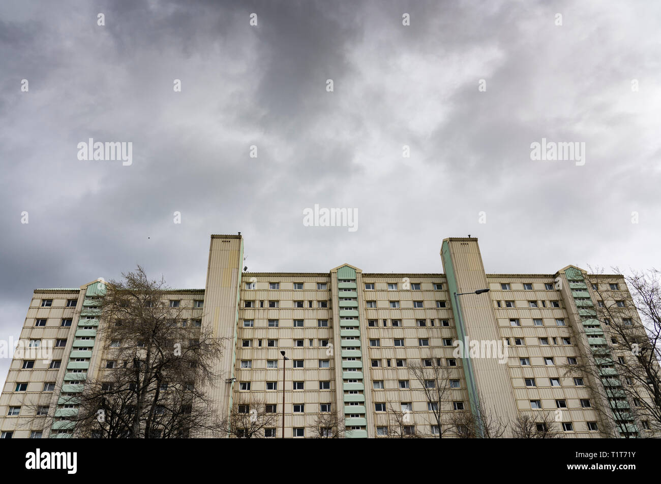 Edificio di appartamenti alto blocco accanto a La Union Canal in Wester Hailes, Edimburgo, Scozia, Regno Unito Foto Stock