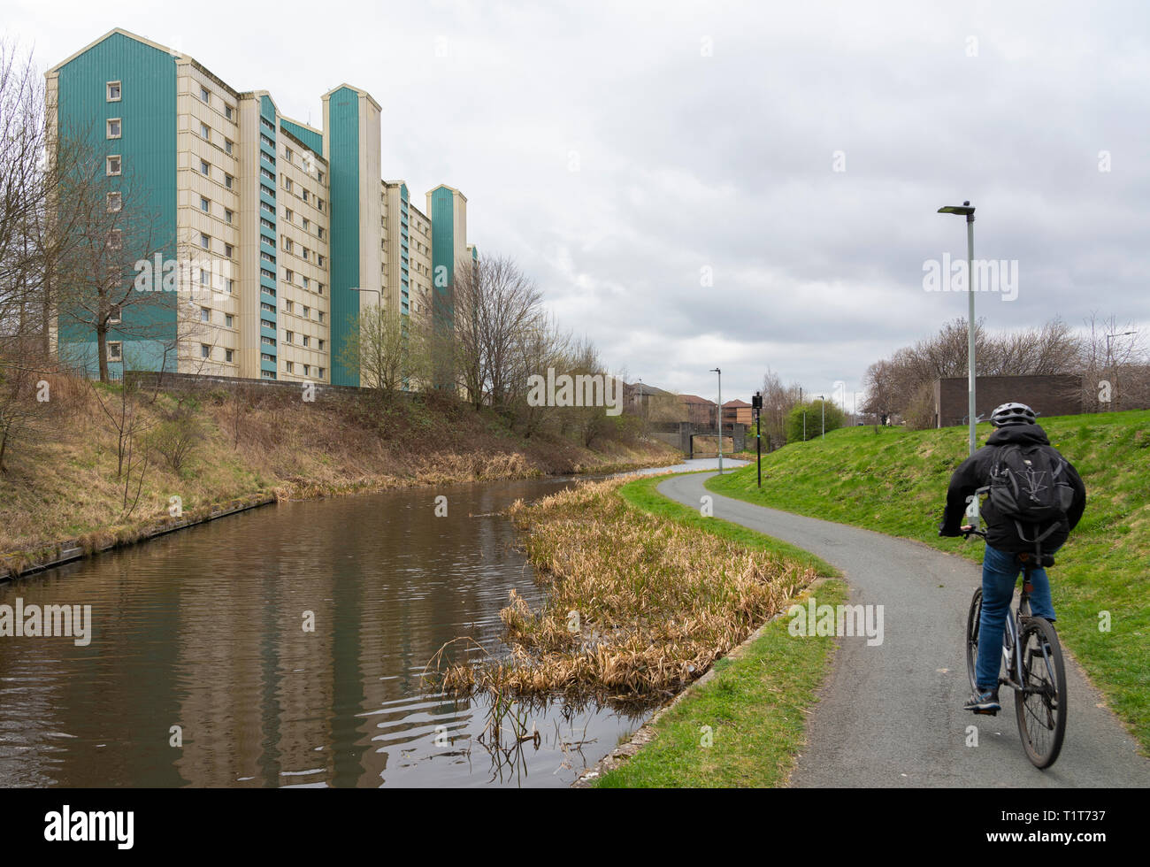 Edificio di appartamenti alto blocco accanto a La Union Canal in Wester Hailes, Edimburgo, Scozia, Regno Unito Foto Stock