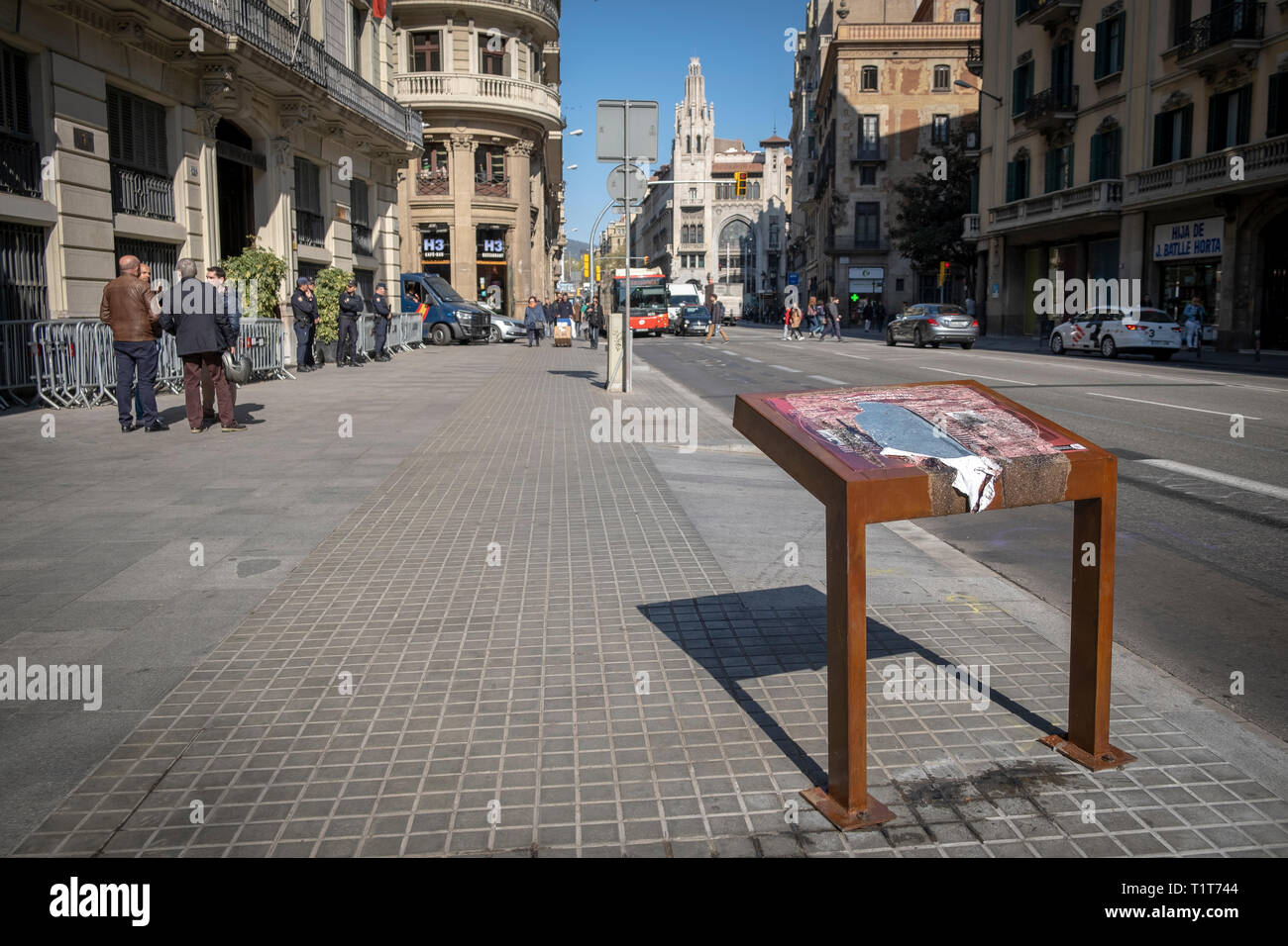 Una vista del punto informativo circa la memoria della repressione franchista è stato danneggiato dal presumibilmente estrema destra atti di vandalismo. Il punto di informazione che è stata posta un giorno fa in memoria della rappresaglia da parte del regime di Franco che ha subito la tortura della ex Direzione generale della polizia è stato distrutto nella sua interezza la scorsa notte da sconosciuti. Foto Stock