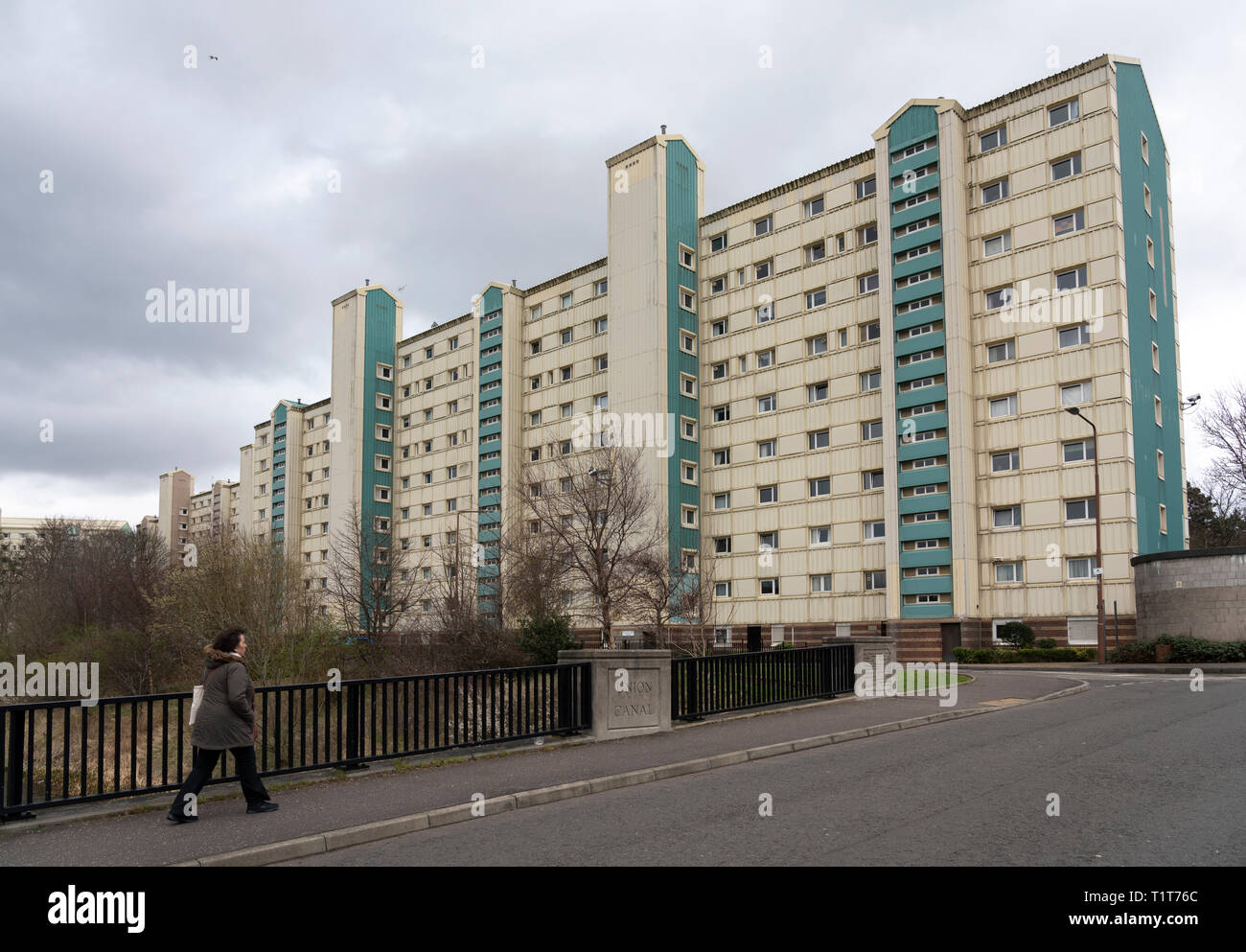 Edificio di appartamenti alto blocco accanto a La Union Canal in Wester Hailes, Edimburgo, Scozia, Regno Unito Foto Stock