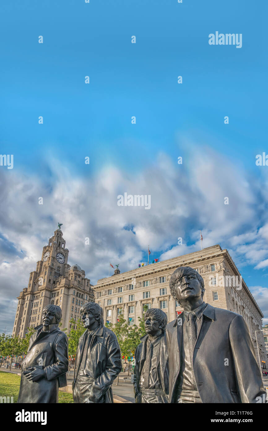 I Beatles,statua,Pier Head,Liver Building,Liverpool Waterfront,Liverpool,Lancashire,l'Inghilterra,UK Foto Stock